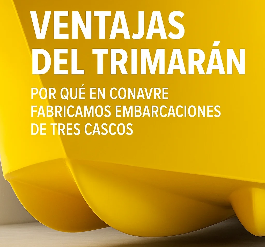 Trimarán de CONAVRE navegando: ventajas del diseño de tres cascos en fibra de vidrio