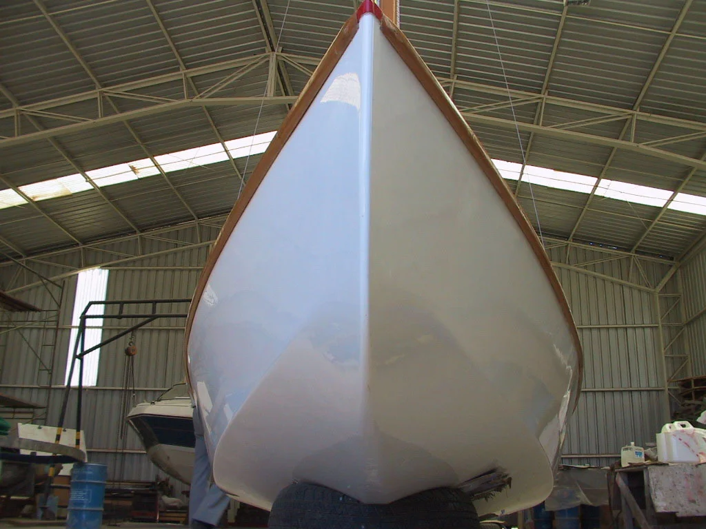 Vista de proa del Pirat One-Design en taller CONAVRE