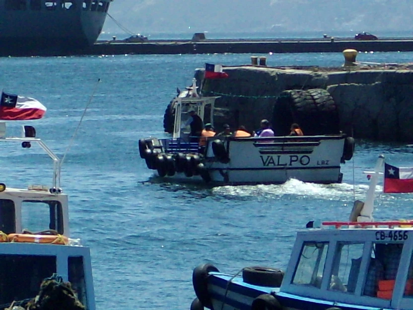 Lancha navegando en bahía Valparaíso