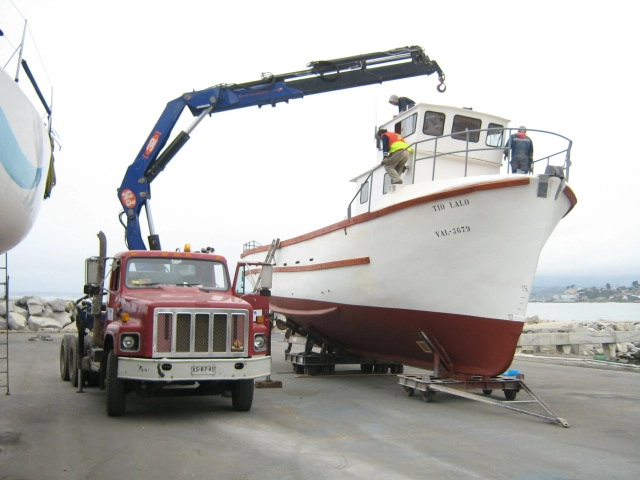 Bodega aislada y pluma de carga
