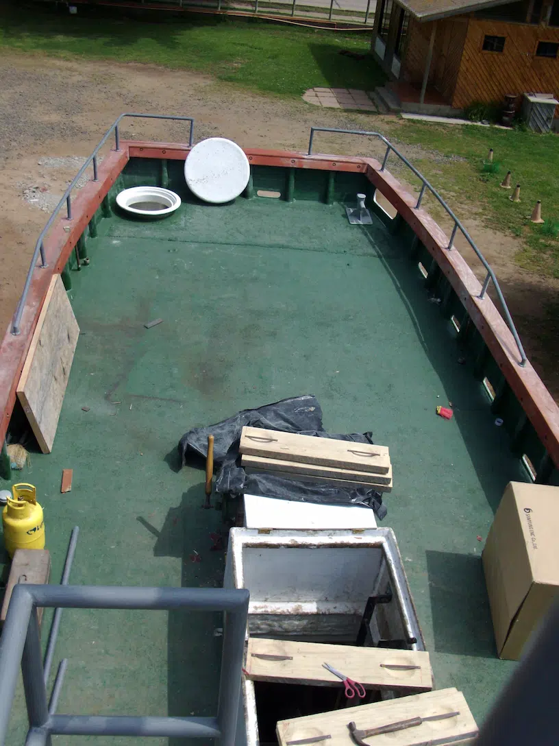 Vista de popa y pluma de carga