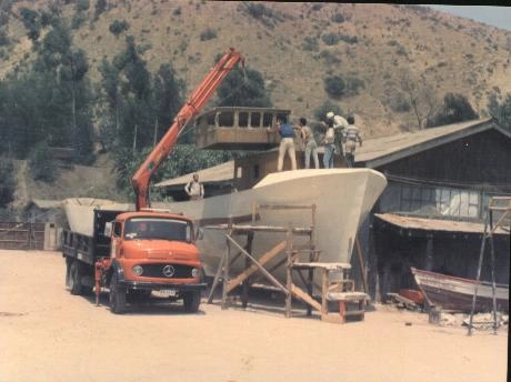 Vista lateral con pluma de carga