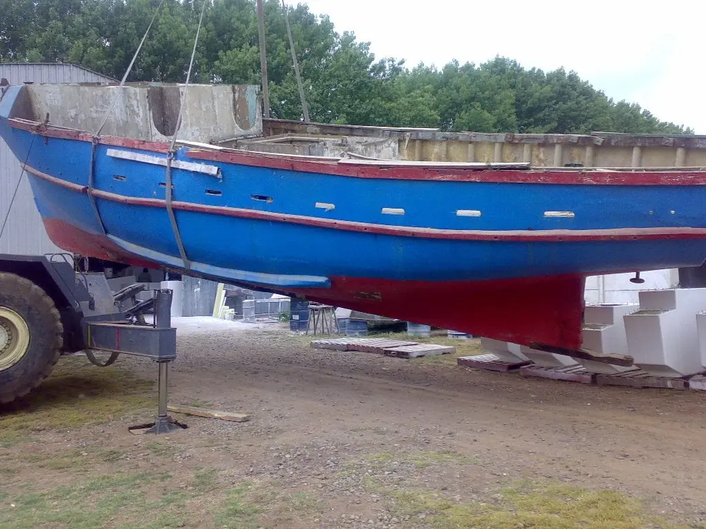 Casco pesquero Tío Lalo durante reparación