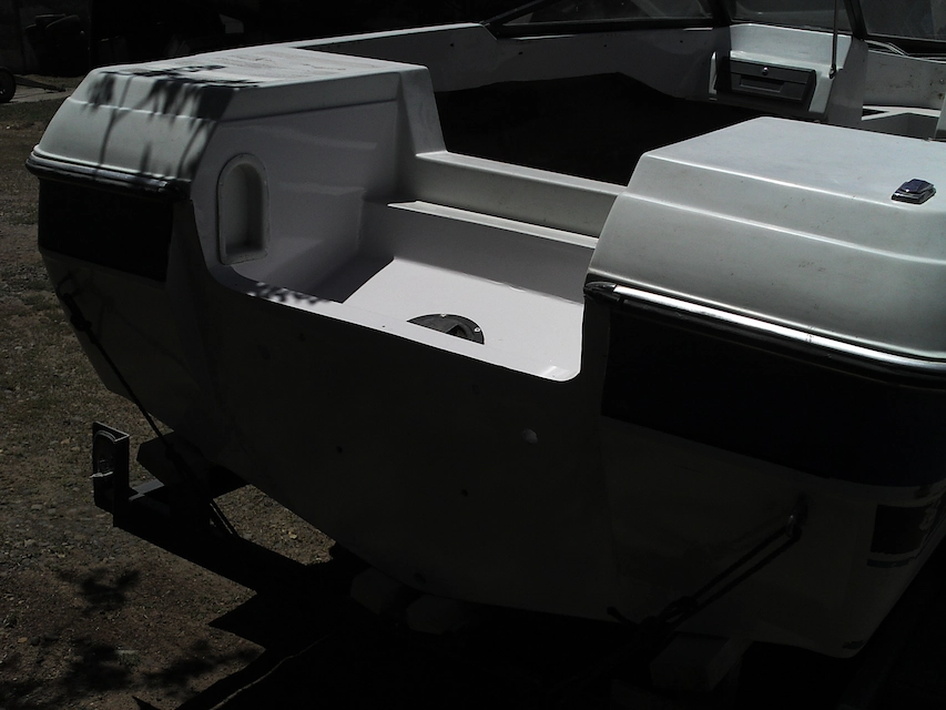 Lancha terminada en el agua