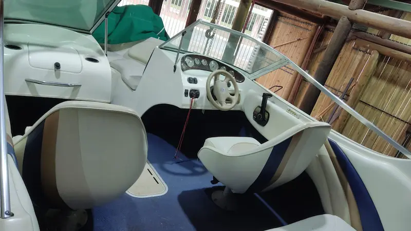 Vista interior con estructura nueva instalada