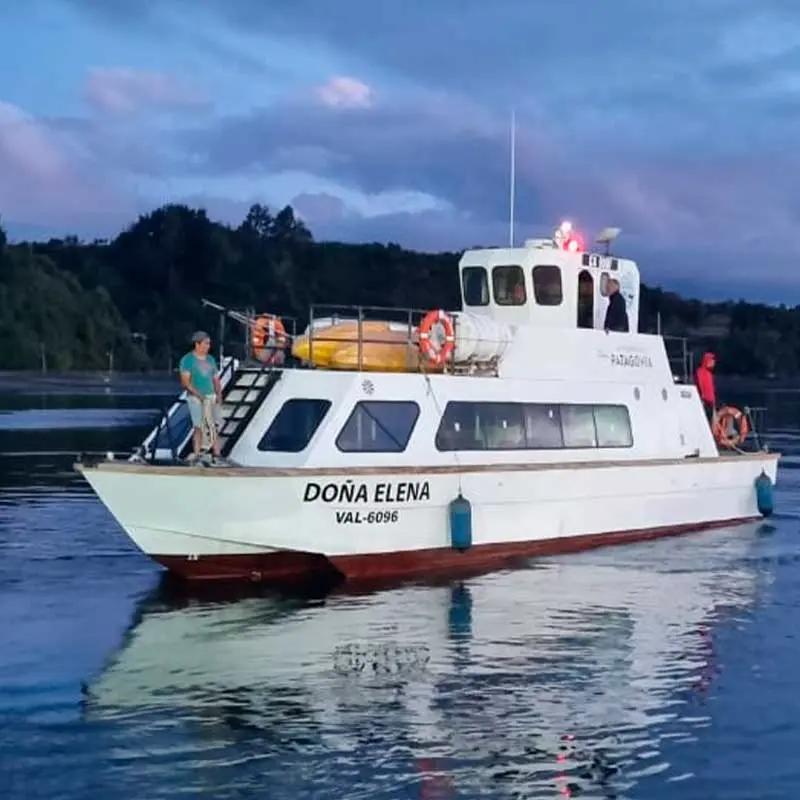 Embarcación Doña Elena navegando