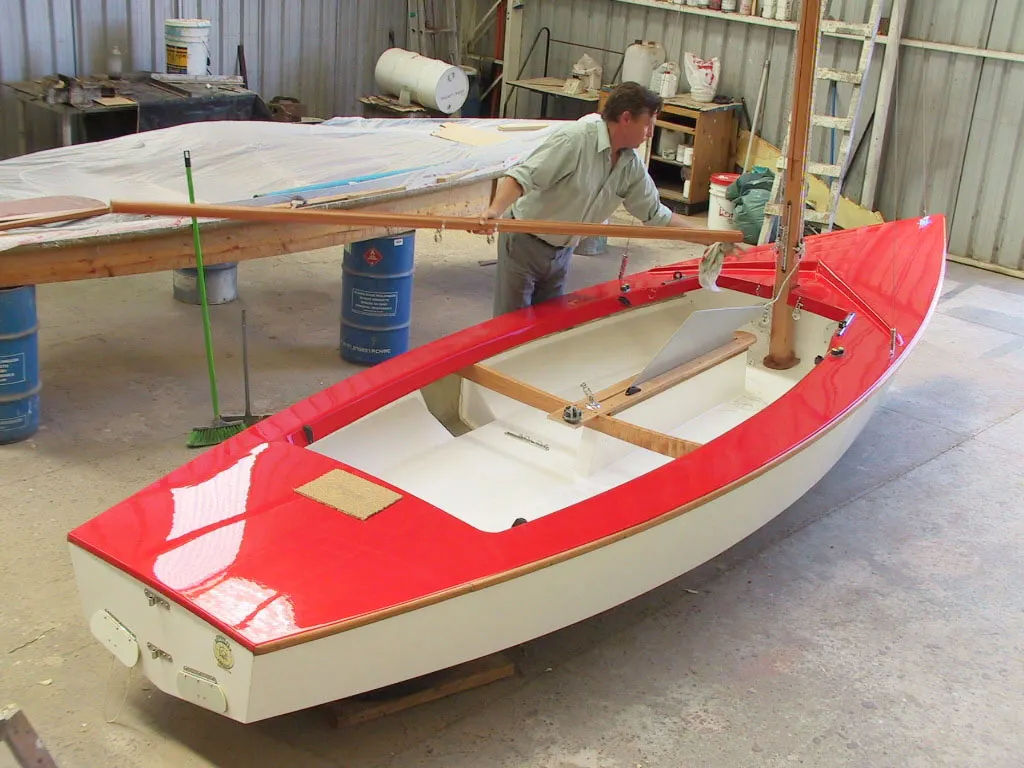 Velero clase Pirata fabricado por CONAVRE en fibra de vidrio