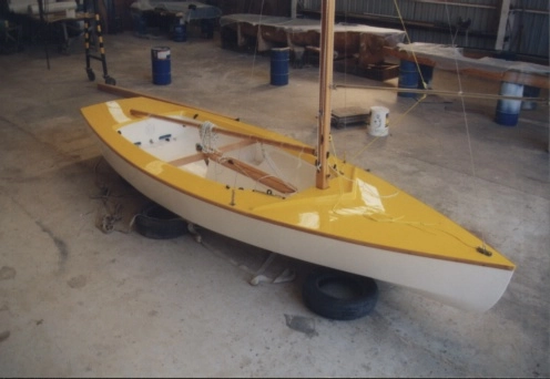 Velero Pirata amarillo en vista general dentro del taller de CONAVRE