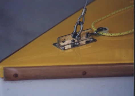 Primer plano del herraje de proa en la cubierta amarilla del velero Pirata