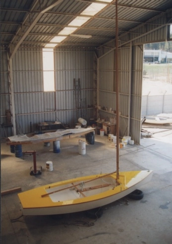 Vista general del taller de CONAVRE con velero Pirata amarillo y mástil en armado