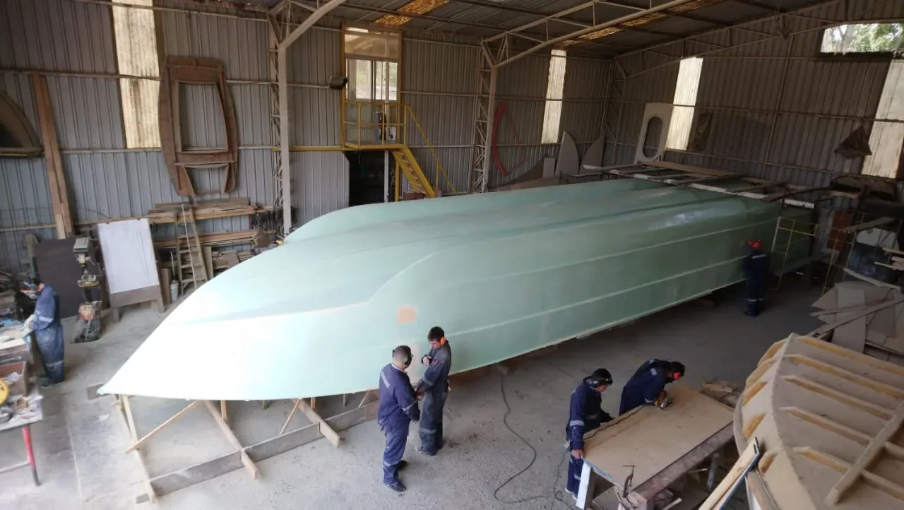 Instalaciones del astillero CONAVRE durante la fabricación de un casco